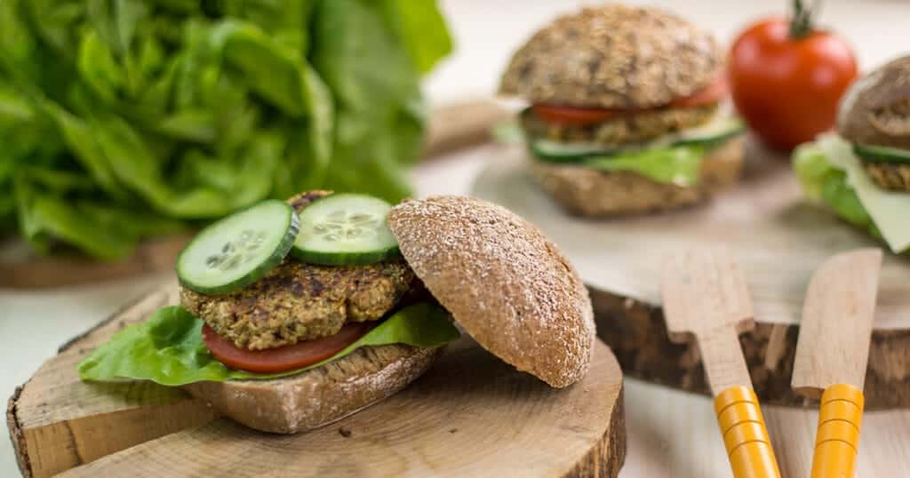 Vegane Rezepte für Kinder: Gemüsebratling-Burger (klick, um zum Rezept zu gelangen)