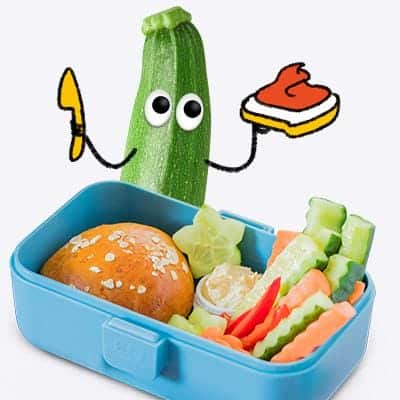 Freche Freunde - Brotzeit für Kinder - Zora Zucchini hält geschmiertes Brot hoch vor mit Gemüse und Brot gefüllter Brotbox