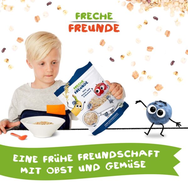 Ein blondes Kind hält eine geöffnete Packung Freche Freunde Bio Müsli Banane, Apfel & Blaubeere in der Hand.Die frechen Charaktere Bob Banane, Alfred Apfel und Bibi Blaubeere sind auf der Verpackung und ringsum tummeln sich viele Müsli-Stückchen. Text: „Eine frühe Freundschaft mit Obst und Gemüse“.