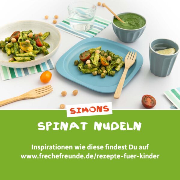 Rezept: Freche Freunde Bio Gemüsenudeln Karotte: Bunter Kinderteller mit Spinat, Kichererbsen und Tomaten, dazu Trinkbecher mit Wasser und Limette. Der kreative Teller von Simon inspiriert zu leckeren Rezepten auf frechefreunde.de/rezepte-fuer-kinder.