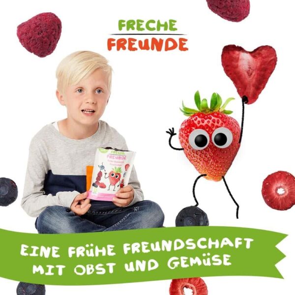 Ein Kind sitzt im Schneidersitz und hält eine Tüte Freche Freunde Bio Fruchtchips Roter Beerenmix mit großen Augen in der Hand. Neben ihm steht Edda Erdbeere mit einem herzförmigen Fruchtchip. Drumherum fliegen freche Fruchtchips. Im unteren Banner steht: Eine frühe Freundschaft mit Obst und Gemüse.