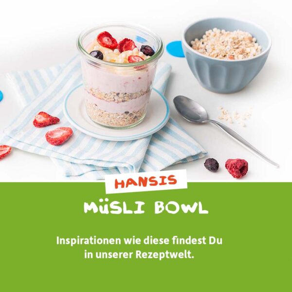 Rezept: Hansis Müslibowl mit Freche Freunde Bio Fruchtchips Roter Beerenmix – im hübschen Glas mit Joghurt, Müsli und bunten Fruchtchips getoppt. Im Bild steht: HANSIS MÜSLI BOWL – Inspirationen wie diese findest Du in unserer Rezeptwelt.