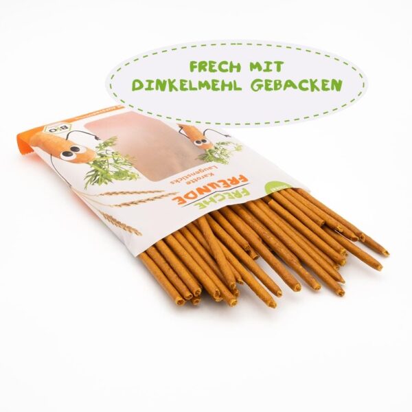 Freche Freunde Bio Laugensticks Karotte liegen frisch aus der Verpackung geschüttet nebeneinander. Obendrauf in grüner Schrift: "FRECH MIT DINKELMEHL GEBACKEN"