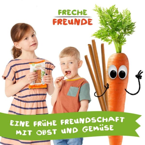 Zwei Kinder knabbern genüsslich die Freche Freunde Bio Laugensticks Karotte – mit Karl Karotte an ihrer Seite, der fröhlich winkt. Die Message: „Eine frühe Freundschaft mit Obst und Gemüse“