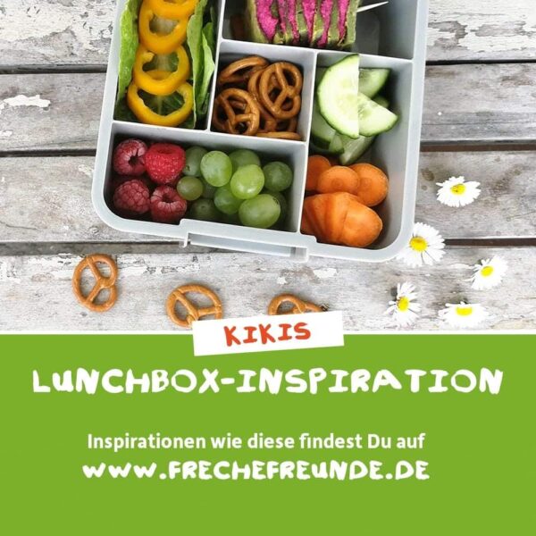 Kikis freche Lunchbox-Idee mit buntem Obst, Gemüse und knusprigen Mini-Brezeln. In der Mitte: knackige Karotten, Gurken, Weintrauben und Paprika. Dazu der Hinweis: „Inspirationen wie diese findest du auf www.frechefreunde.de“.