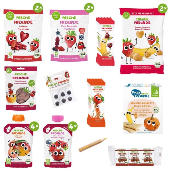 Freche Freunde Bio Probierpaket mit bunt gemischtem Inhalt: Von Fruchtchips über Quetschies bis hin zu Gummibärchen ist alles dabei! Auf weißem Hintergrund stehen verschiedene freche Snacks in Reihe, begleitet von bekannten Charakteren wie Bob Banane, Edda Erdbeere und Co.