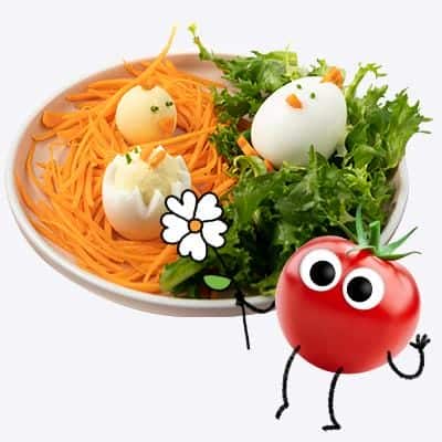 Freche Freunde - Oster Snacks für Kinder - Tom Tomate hält eine Blume und steht vor Teller mit Küken-Eiern auf Karottenheu