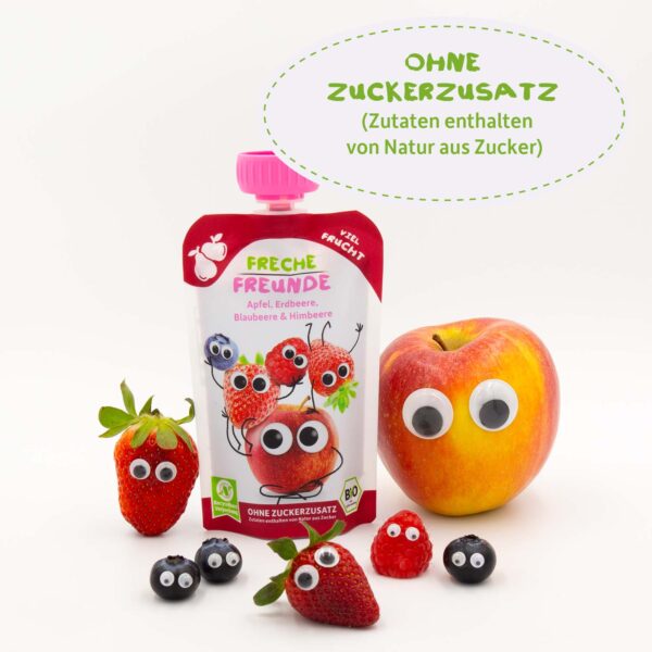 Freche Freunde Bio Quetschie Apfel, Erdbeere, Blaubeere & Himbeere steht zwischen den Erdbeeren, Himbeeren, Heidelbeeren mit Wackelaugen. Text: „Ohne Zuckerzusatz – Zutaten enthalten von Natur aus Zucker“.