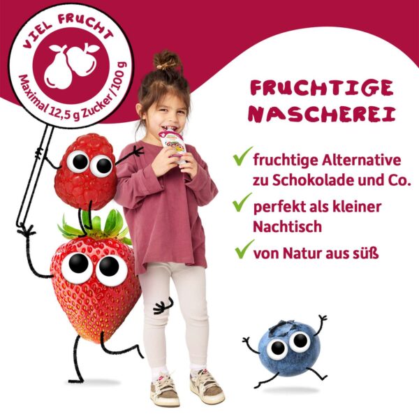 Kind genießt Quetschie, Frida Erdbeere klettert auf Bob Banane. Daneben Hansi Himbeere & Bibi Blaubeere. Text: Fruchtige Nascherei – ohne Zuckerzusatz.