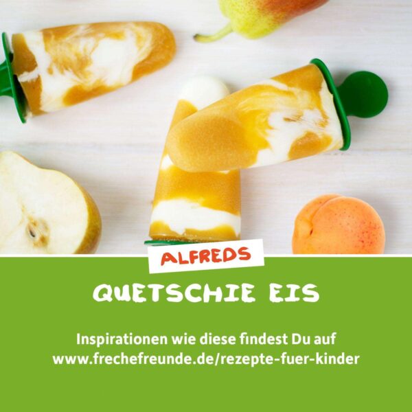 Alfreds Quetschie-Eis: selbstgemachtes Eis am Stiel aus Quetschie und Joghurt, in grünem Förmchen, mit fruchtigen Swirls. Daneben frische Birne, Aprikose und Website-Hinweis zu Kinderrezepten auf frechefreunde.de. Sommerlicher Bio-Snack für Kinder.