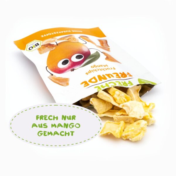 Freche Freunde Bio Fruchtchips Mango: Ein geöffneter Beutel mit Momo Mango liegt auf der Seite – und lässt seine knusprig-dünnen Mangostückchen rauspurzeln. Text auf dem Bild: „Frech nur aus Mango gemacht“.