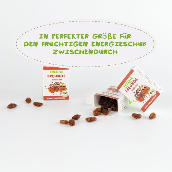 Zwei offene Snackboxen von Freche Freunde Bio Rosinchen – die frechen Früchtchen kullern fröhlich heraus. Text im Bild: „In perfekter Größe für den fruchtigen Energieschub zwischendurch.“