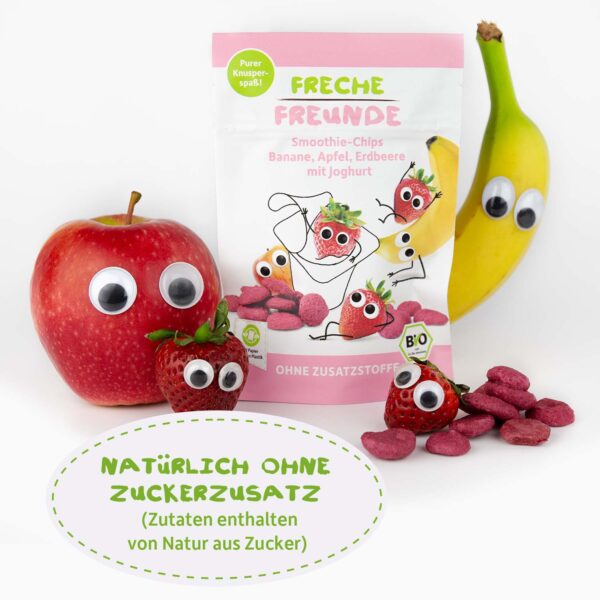 Freche Freunde Bio Smoothie-Chips Banane, Apfel, Erdbeere mit Joghurt im wiederverschließbaren Beutel. Davor sitzen fröhlich dekorierte Früchtchen mit Kulleraugen: Edda Erdbeere, Alfred Apfel und Bob Banane. Drumherum liegen pinke Chips. Text: Natürlich ohne Zuckerzusatz (Zutaten enthalten von Natur aus Zucker).