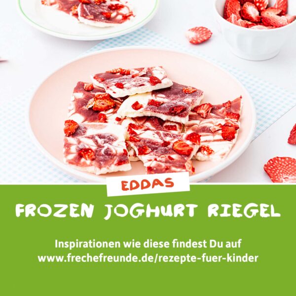 Rezept: Leckere Frozen-Joghurt-Riegel mit Erdbeerstückchen auf einem Teller. Inspiration von Edda Erdbeere für kreative Rezeptideen mit den Smoothie-Chips von Freche Freunde.
