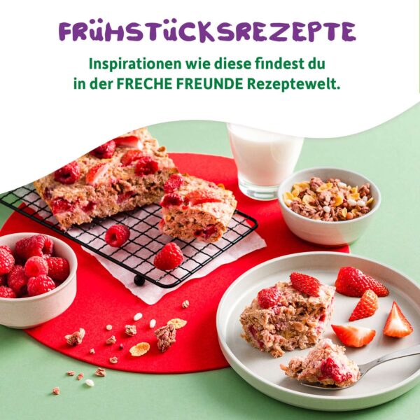 Rezeptinspiration mit Freche Freunde Bio Eddas Knusper Müsli Beeren-Mix – aus dem Müsli werden fruchtige Frühstücksschnitten mit Erdbeeren und Himbeeren gezaubert. Auf dem Tisch liegen knusprige Müsliriegel, frische Beeren, ein Glas Milch und der Hinweis: Mehr Rezepte auf frechefreunde.de/rezeptideen.