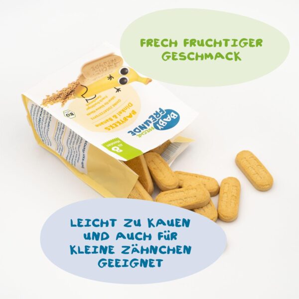 Geöffnete Packung Freche Freunde Bio Babykeks Dinkel & Banane – mehrere kleine Kekse liegen herausgefallen auf dem Tisch. Der Text weist auf die Eignung für kleine Zähnchen hin – ideal für Babys ab dem 8. Monat. Frech fruchtiger Geschmack.
