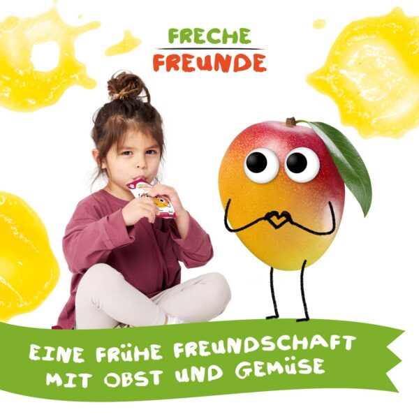 Kind sitzt auf dem Boden und genießt einen Freche Freunde Quetschie. Daneben steht Momo Mango mit großen Kulleraugen, formt ein Herz mit den Händen. Im Hintergrund gelbe Fruchtkleckse. Text: „Eine frühe Freundschaft mit Obst und Gemüse“.