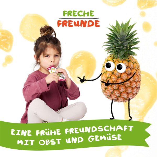 Kind sitzt auf dem Boden und genießt einen Freche Freunde Quetschie. Daneben steht Annika Ananas mit großen Kulleraugen. Im Hintergrund gelbe Fruchtkleckse. Text: „Eine frühe Freundschaft mit Obst und Gemüse“.