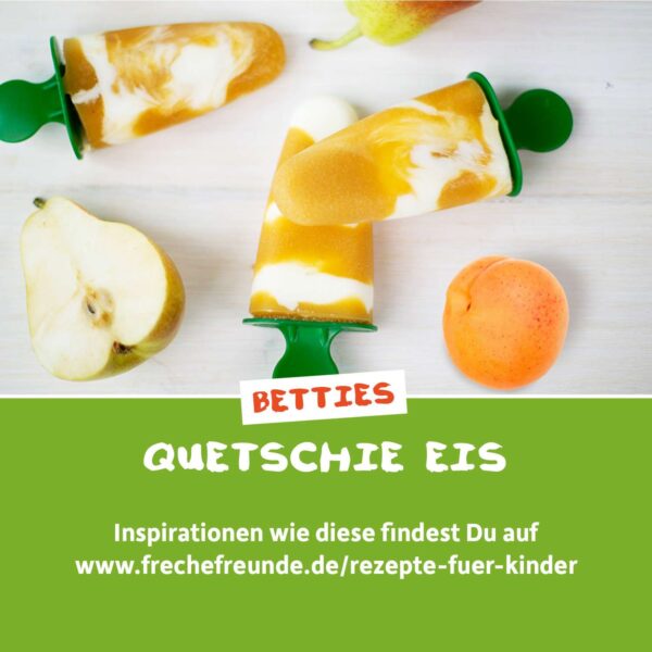 Betties Quetschie-Eis: selbstgemachtes Eis am Stiel aus Quetschie und Joghurt, in grünem Förmchen, mit fruchtigen Swirls. Daneben frische Birne, Aprikose und Website-Hinweis zu Kinderrezepten auf frechefreunde.de. Sommerlicher Bio-Snack für Kinder.