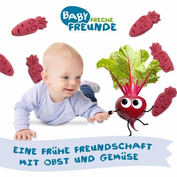 Ein krabbelndes Baby lacht und greift nach der frechen Figur Raphael Rote Bete, der ihm fröhlich ein rotes Keks-Rübchen reicht. Babykekse in Rübchenform fliegen fröhlich durchs Bild. Text: Eine frühe Freundschaft mit Obst & Gemüse.