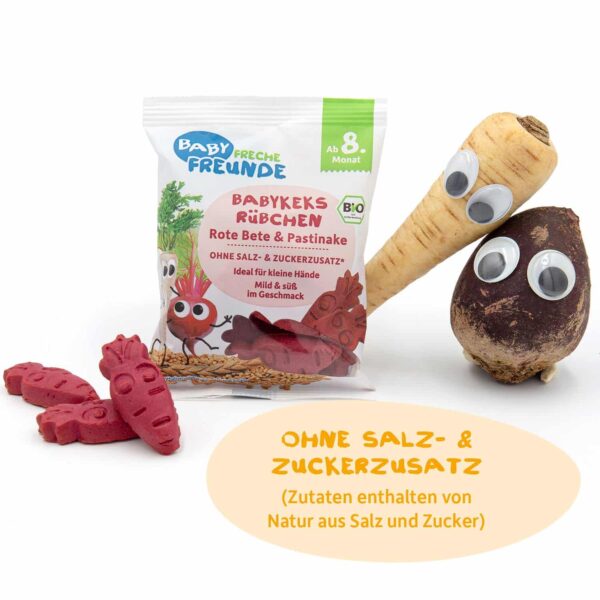 Die Verpackung der Freche Freunde Bio Babykekse Rote Bete & Pastinake steht zwischen Paul Pastinake und Raphael Rote Bete mit Wackelaugen. Daneben liegen geöffnete Kekse in Rübchenform. Ein gelber Kreis informiert: „Ohne Salz- & Zuckerzusatz“.