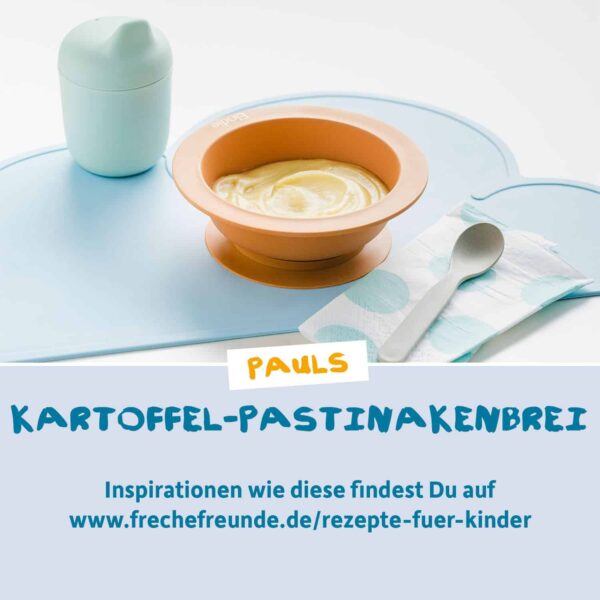 Rezept: Eine Portion cremiger Kartoffel-Pastinakenbrei steht in einer orangefarbenen Schale auf einer hellblauen Tischunterlage. Daneben ein Becher und ein Löffel. Unten steht „Pauls Kartoffel-Pastinakenbrei“ – mit Hinweis auf weitere Rezepte auf frechefreunde.de.