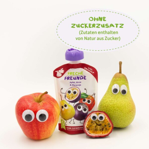 Freche Freunde Quetschie-Apfel-Birne-Maracuja umgeben von echten Früchten mit Wackelaugen. Text: Ohne Zuckerzusatz. (Zutaten enthalten von Natur aus Zucker).