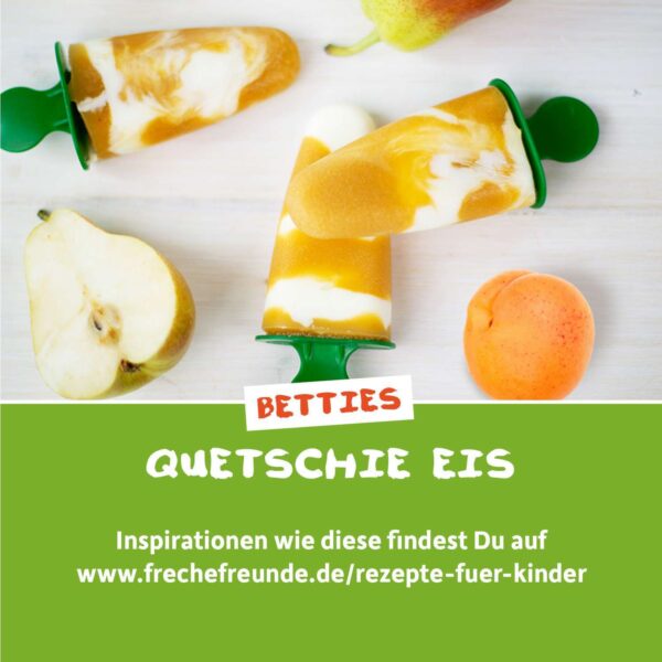 Betties Quetschie-Eis: selbstgemachtes Eis am Stiel aus Quetschie und Joghurt, in grünem Förmchen, mit fruchtigen Swirls. Daneben frische Birne, Aprikose und Website-Hinweis zu Kinderrezepten auf frechefreunde.de. Sommerlicher Bio-Snack für Kinder.