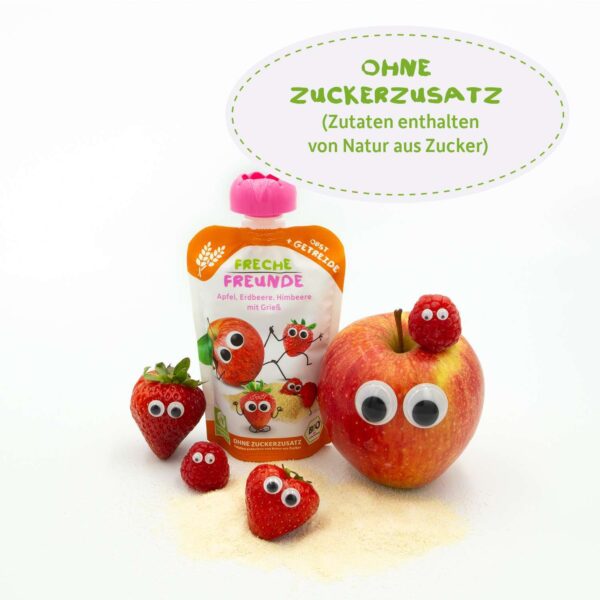 Freche Freunde Bio Quetschie Apfel-Erdbeere-Himbeere-Grieß umgeben von den echten Früchten mit Kulleraugen. Text: Ohne Zuckerzusatz (Zutaten enthalten von Natur aus Zucker)