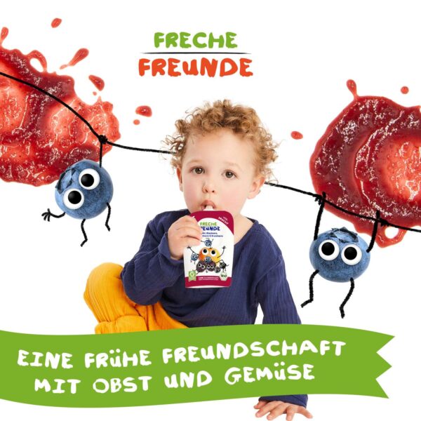 Ein kleiner Junge isst begeistert einen Beeren-Quetschie. Neben ihm Bob Banane, der stolz die Muskeln zeigt. Im Hintergrund fruchtige Kleckse in Gelb und der Claim: „Eine frühe Freundschaft mit Obst und Gemüse“.