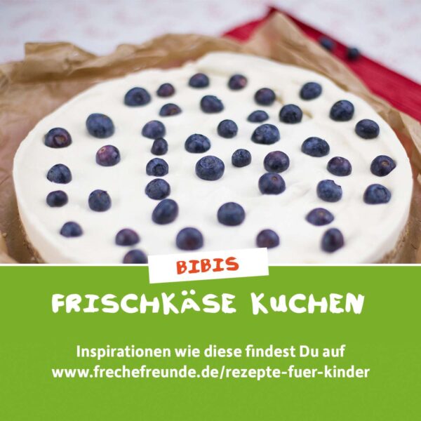 Rezept: Ein cremiger Frischkäse-Kuchen mit Bibis Blaubeeren verziert. Die Früchte strahlen auf weißer Creme und laden zum frechen Naschen ein. Text: „Bibis Frischkäse-Kuchen“ – Inspirationen auf frechefreunde.de.