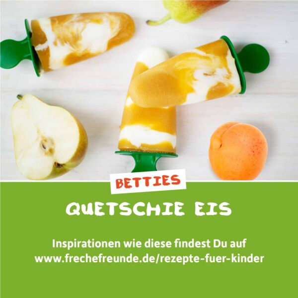 Betties Quetschie-Eis: selbstgemachtes Eis am Stiel aus Quetschie und Joghurt, in grünem Förmchen, mit fruchtigen Swirls. Daneben frische Birne, Aprikose und Website-Hinweis zu Kinderrezepten auf frechefreunde.de. Sommerlicher Bio-Snack für Kinder.