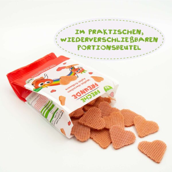 Freche Freunde Bio Waffel-Herzchen Apfel & Erdbeere in einer geöffneten, wiederverschließbaren Verpackung – herzförmige Waffeln kullern frech aus dem Beutel.