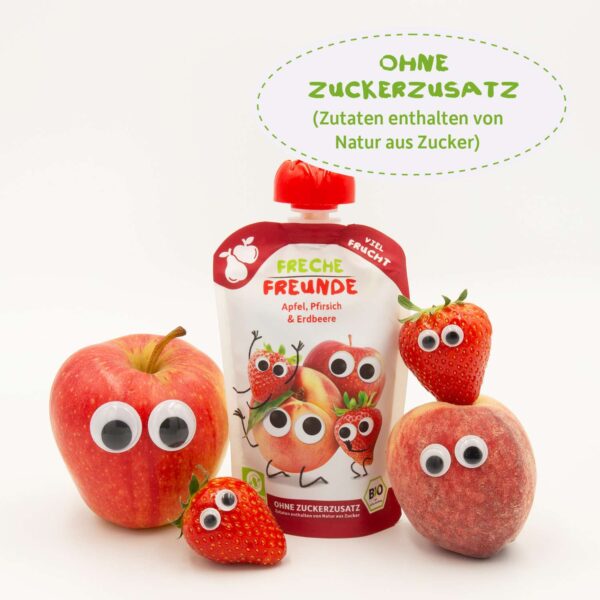 Freche Freunde Bio Quetschie mit Apfel, Pfirsich und Erdbeere – umgeben von den echten Früchten mit Kulleraugen. Text: „Ohne Zuckerzusatz – Zutaten enthalten von Natur aus Zucker“.