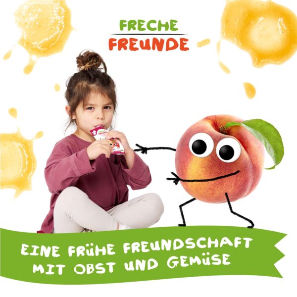Kind sitzt auf dem Boden und genießt einen Freche Freunde Quetschie. Daneben steht Peggy Pfirsich mit großen Kulleraugen. Im Hintergrund gelbe Fruchtkleckse. Text: „Eine frühe Freundschaft mit Obst und Gemüse“.