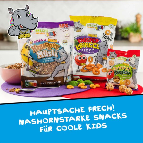 Freche Freunde Kids Bio Snacks im Trio: Knusper Müsli mit Banane & Kakao, Knusper Kringel Pizza Style und Knusper Kugeln Apfel & Vanille. Alle mit Dikka Nashorn und fruchtigen Freunden in cooler Atmosphäre mit Text: „Hauptsache frech!“.