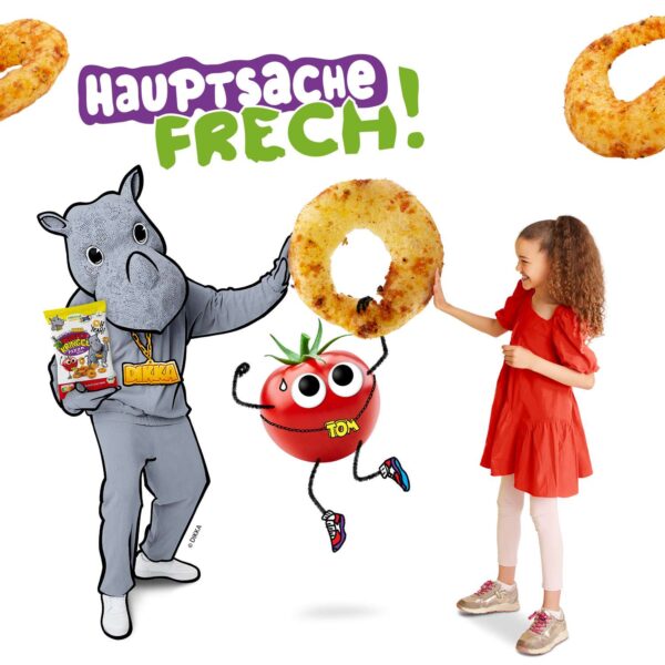 Freche Szene mit Dikka Nashorn, Tom Tomate und einem fröhlichen Kind, das einem riesigen Knusper Kringel High Five gibt. Text: „Hauptsache frech!“ – ein Snack-Moment mit Spaß und Bewegung.