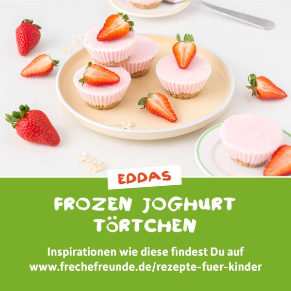Rezept: Erdbeer-Törtchen mit Erdbeeren auf einem Teller angerichtet, darunter steht: Inspirationen wie diese findest du in der Freche Freunde Rezeptwelt.