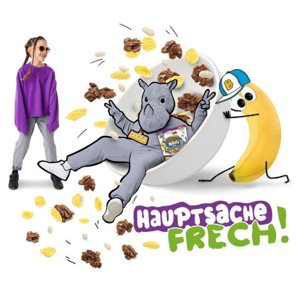 Freche Freunde Bio Bobs & DIKKAs Knusper Müsli Banane & Kakao: Comic-Szene mit Bob Banane, der eine Müslischale umkippt – Dikka Nashorn rutscht freudestrahlend zwischen knusprigen Hafer-Crunchies, Cornflakes und Schokokugeln heraus. Links steht ein cooles Kind mit Sonnenbrille, unten rechts der freche Spruch „Hauptsache FRECH!“.