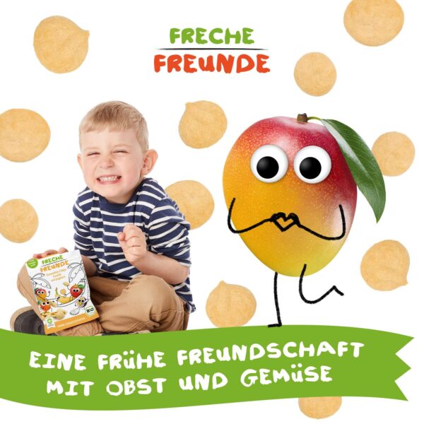 Ein kleiner Junge lacht fröhlich mit einer Packung Freche Freunde Bio Smoothie Chips Exotik mit Joghurt in der Hand. Daneben Momo Mango mit Herzchenhänden. Um sie herum fliegen Chips. Darunter steht: „Eine frühe Freundschaft mit Obst und Gemüse“.
