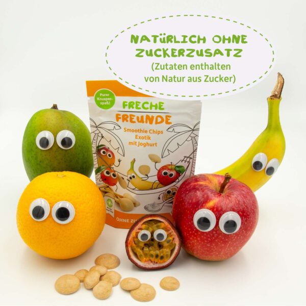 Freche Freunde Bio Smoothie Chips Exotik mit Joghurt im Pack, umgeben von echtem Obst mit Kulleraugen: eine Orange, Mango, Banane, Apfel und eine halbierte Passionsfrucht. Chips liegen vor dem Beutel. Oben steht: „Natürlich ohne Zuckerzusatz – Zutaten enthalten von Natur aus Zucker“.