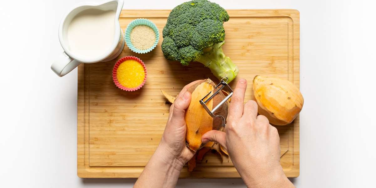 Süßkartoffel schälen für den Brokkoliauflauf vegan mit Süßkartoffeln.