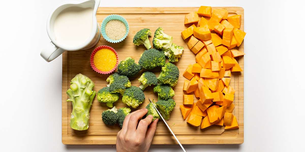 Brokkoli in Röschen schneiden für den Brokkoliauflauf vegan mit Süßkartoffeln.