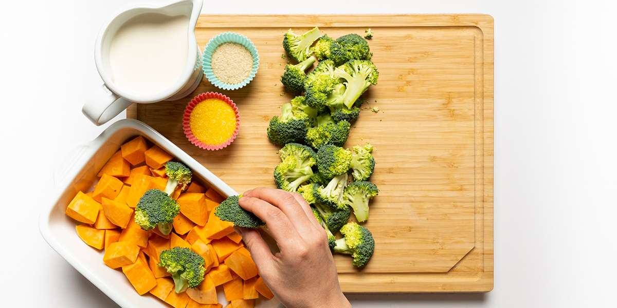 Brokkoli und Süßkartoffel in die Auflaufform packen für den Brokkoliauflauf vegan mit Süßkartoffeln.