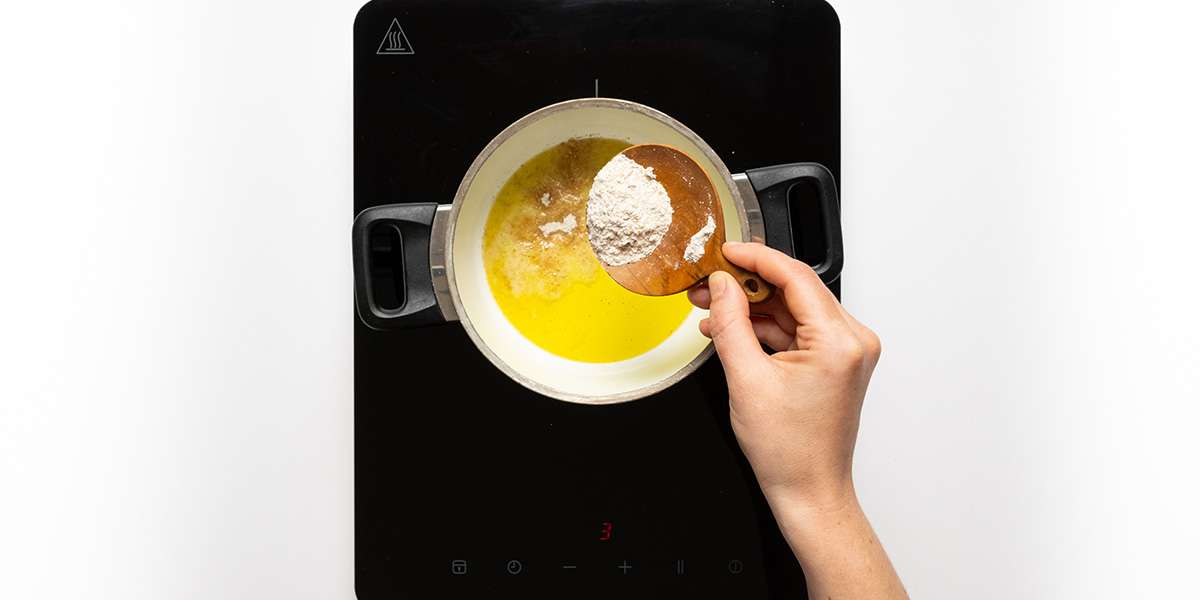 Mehl zum Öl in den Topf für den Brokkoliauflauf vegan mit Süßkartoffeln.