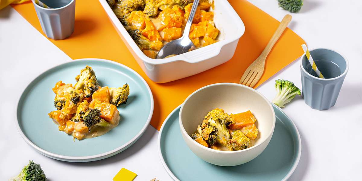 Brokkoliauflauf vegan mit Süßkartoffeln auf Tellern und in einer Auflaufform.