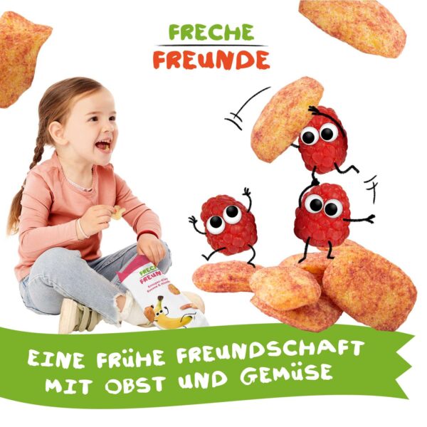 Ein fröhliches Mädchen snackt die Freche Freunde Bio Knusper-Kissen Banane & Himbeere. Neben ihr tanzt Hansi Himbeere auf den knusprigen Kissen. Text: Eine frühe Freundschaft mit Obst und Gemüse.
