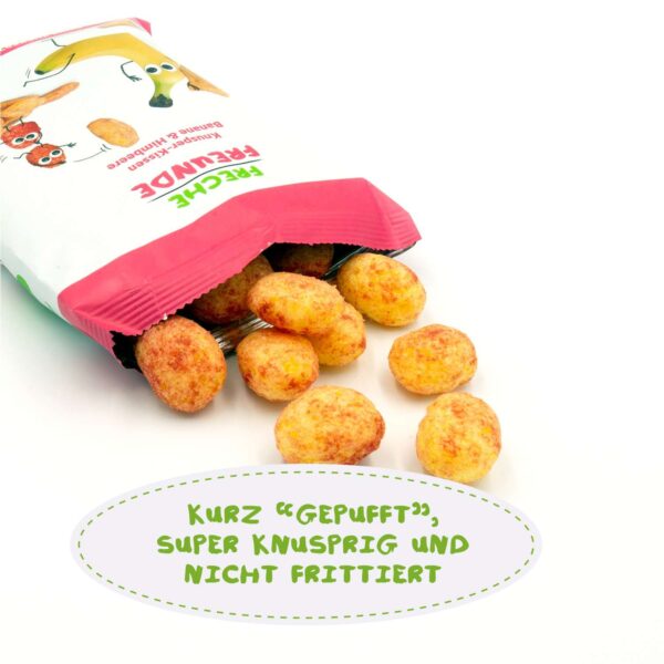 Die gepufften Freche Freunde Bio Knusper-Kissen Banane & Himbeere kullern aus der geöffneten Tüte. Text: Kurz "gepufft" super knusprig und nicht frittiert.
