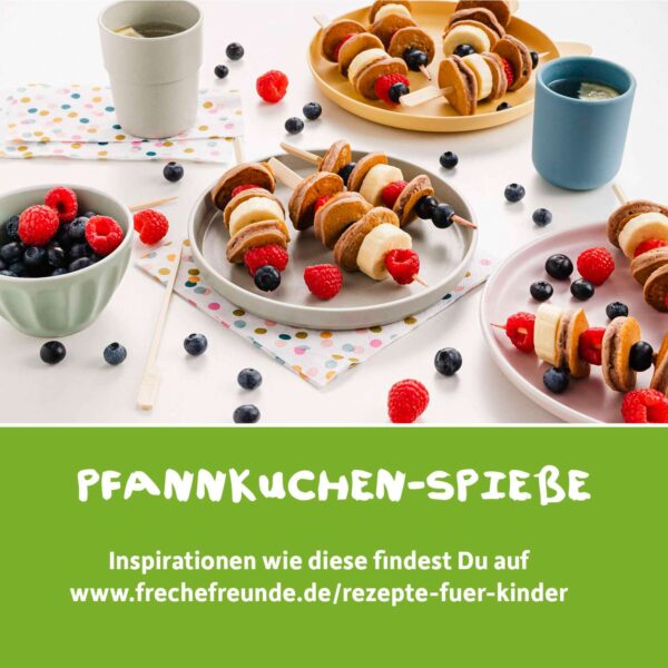Rezept: Bunte Obst- und Pancake-Spieße mit Himbeeren, Blaubeeren und Bananen – Rezeptidee passend zum frechen Knusperspaß, inspiriert von Freche Freunde.