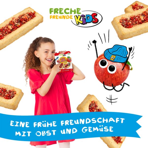 Freche Freunde Bio Eddas Keksriegel Apfel & Erdbeere mit einer fröhlichen Szene: Ein Mädchen hält lachend die Produktverpackung in der Hand, umgeben von den frechen Keksriegeln, während Alfred Apfel mit Mütze freudig in die Luft springt. Die Botschaft: Eine frühe Freundschaft mit Obst und Gemüse!